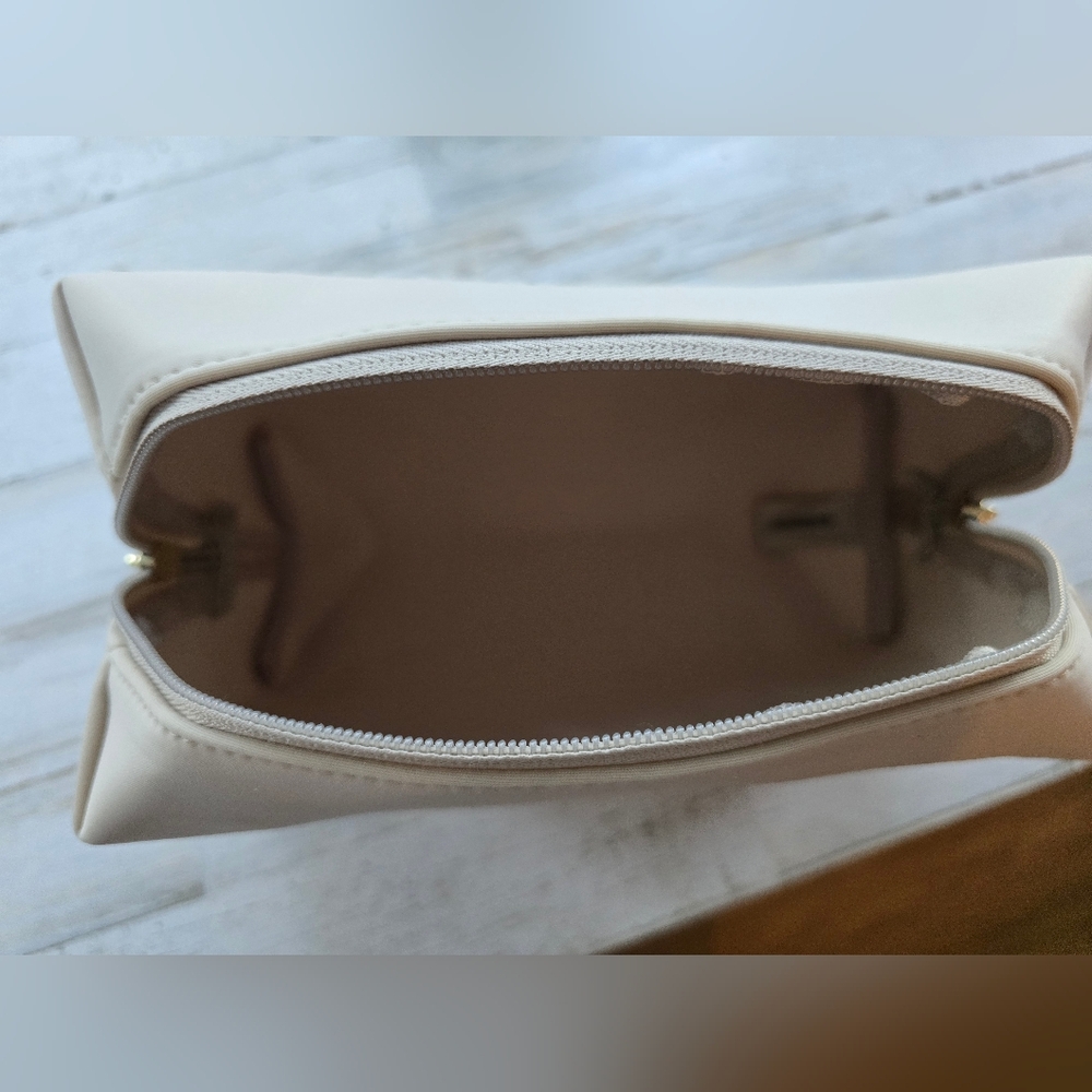 Burberry Taupe Toiletry Bag NWOT - Picture 5 of 5